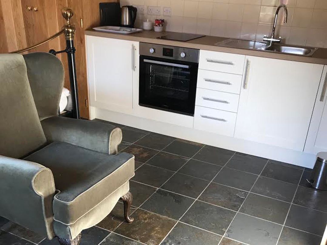 Nuneaton - Cottage - Sleeps 2 - Parking - Garden