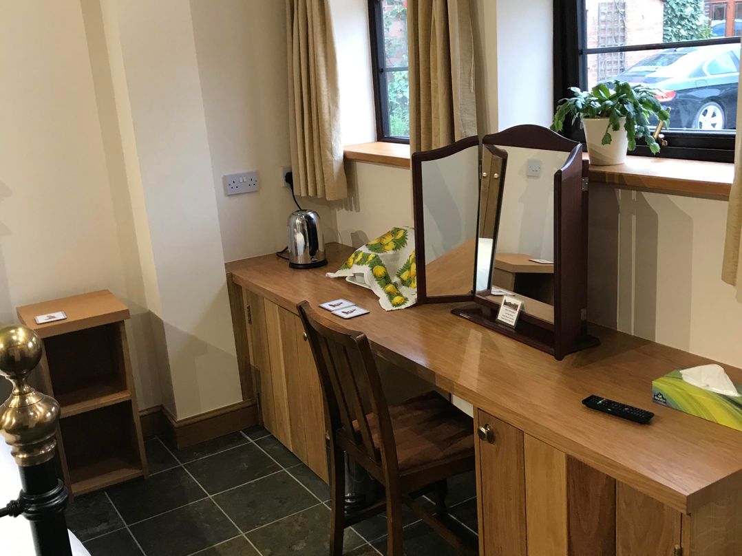 Nuneaton - Cottage - Sleeps 2 - Parking - Garden