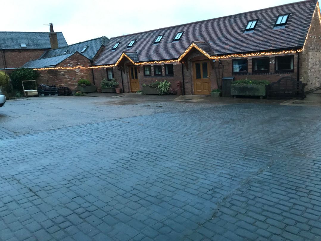 Nuneaton - Cottage - Sleeps 2 - Parking - Garden