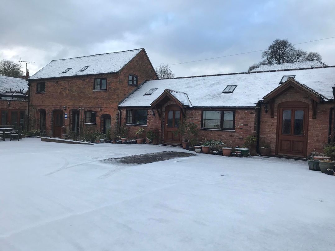 Nuneaton - Cottage - Sleeps 2 - Parking - Garden