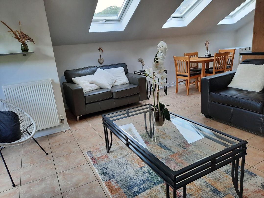 2 Bed House - Sleeps 6 - Parking - Wifi