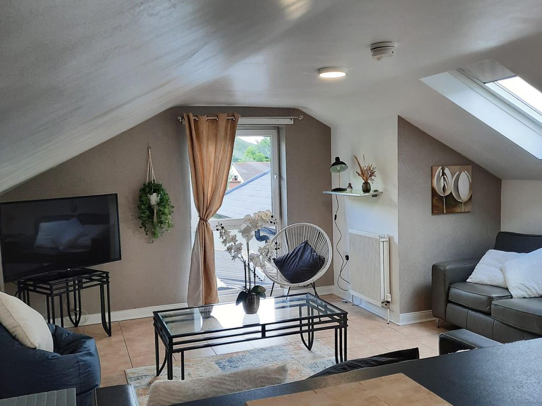 2 Bed House - Sleeps 6 - Parking - Wifi