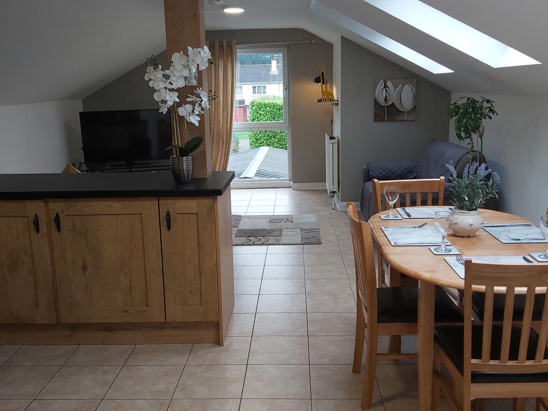 2 Bed House - Sleeps 6 - Parking - Wifi