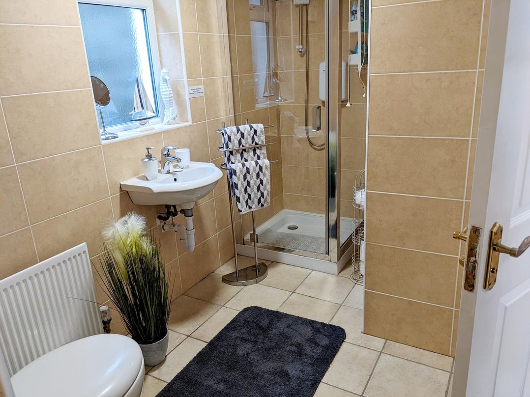 2 Bed House - Sleeps 6 - Parking - Wifi