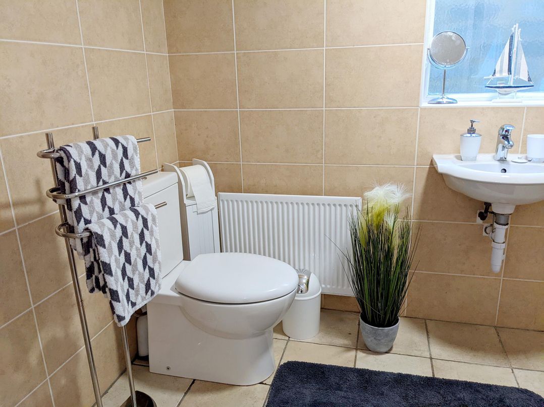 2 Bed House - Sleeps 6 - Parking - Wifi