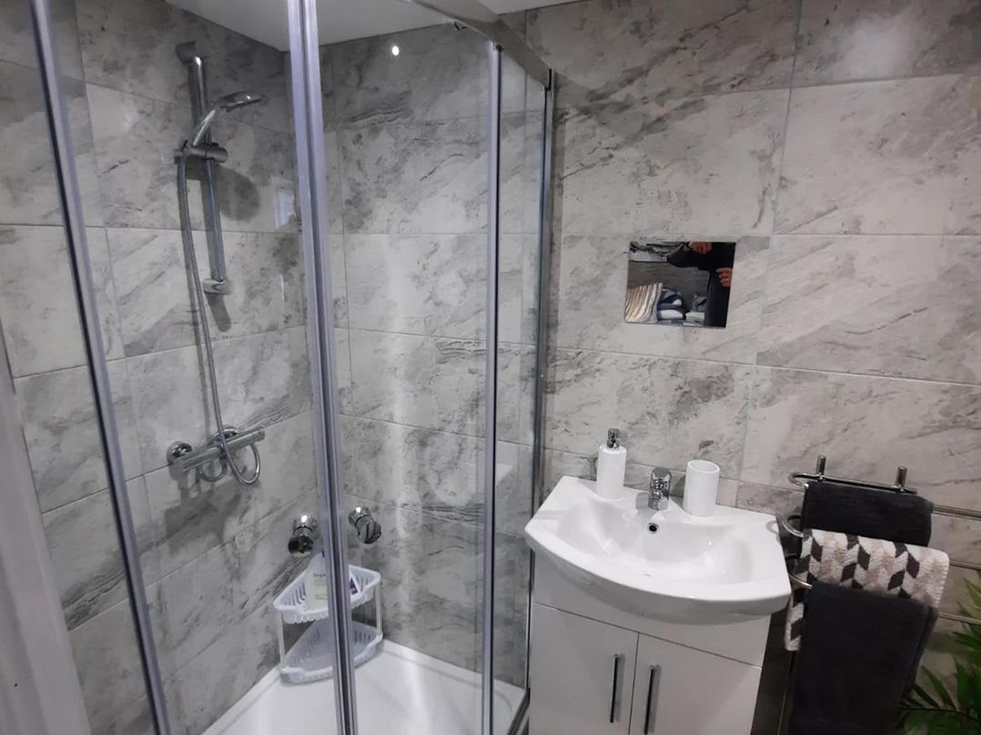 2 Bed House - Sleeps 6 - Parking - Wifi