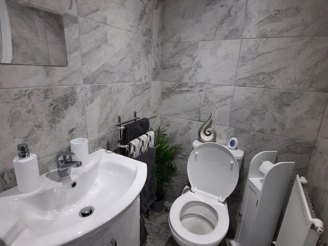 2 Bed House - Sleeps 6 - Parking - Wifi