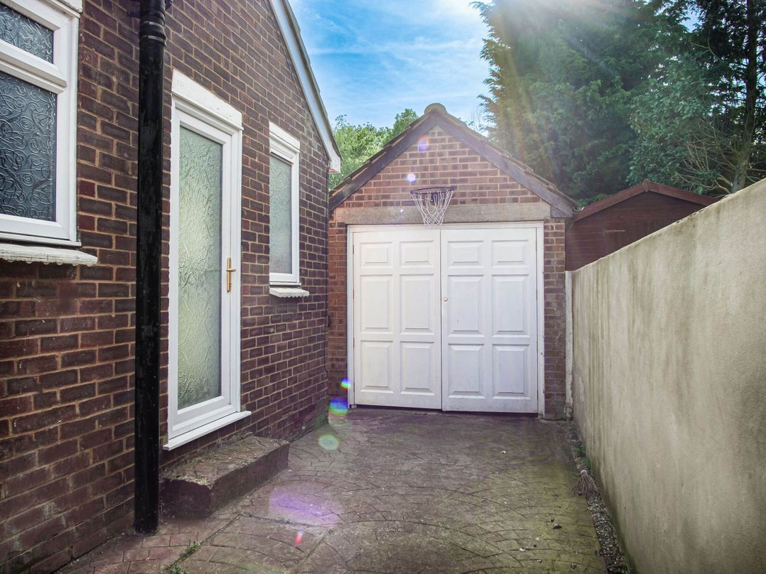 Cozy Riverside Retreat in Snodland