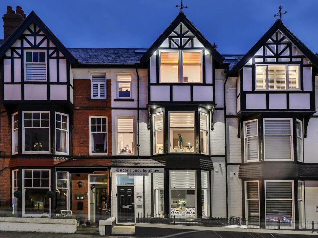 1 Bed Flat - Sleeps 2 - Parking - Wifi