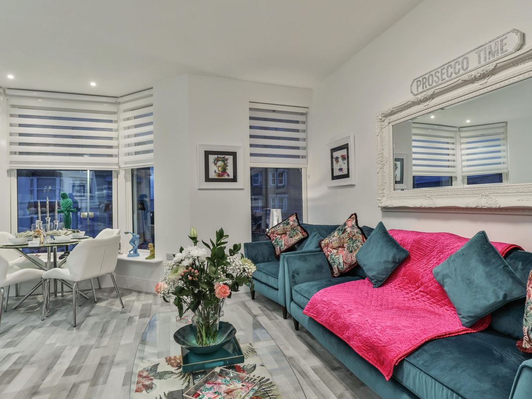 1 Bed Flat - Sleeps 2 - Parking - Wifi