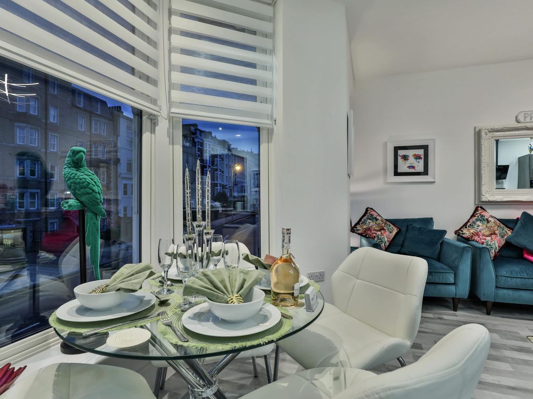 1 Bed Flat - Sleeps 2 - Parking - Wifi