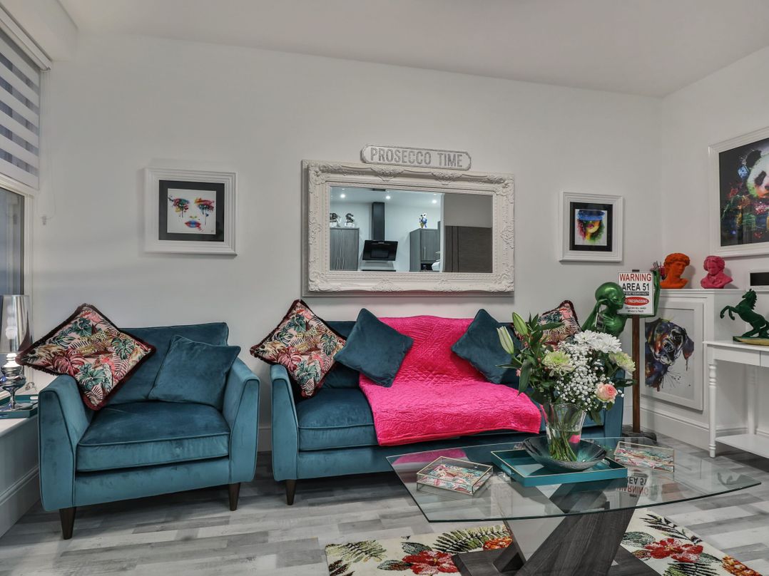 1 Bed Flat - Sleeps 2 - Parking - Wifi