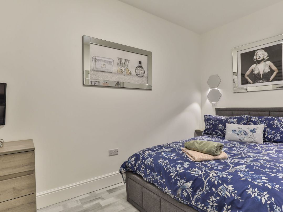 1 Bed Flat - Sleeps 2 - Parking - Wifi