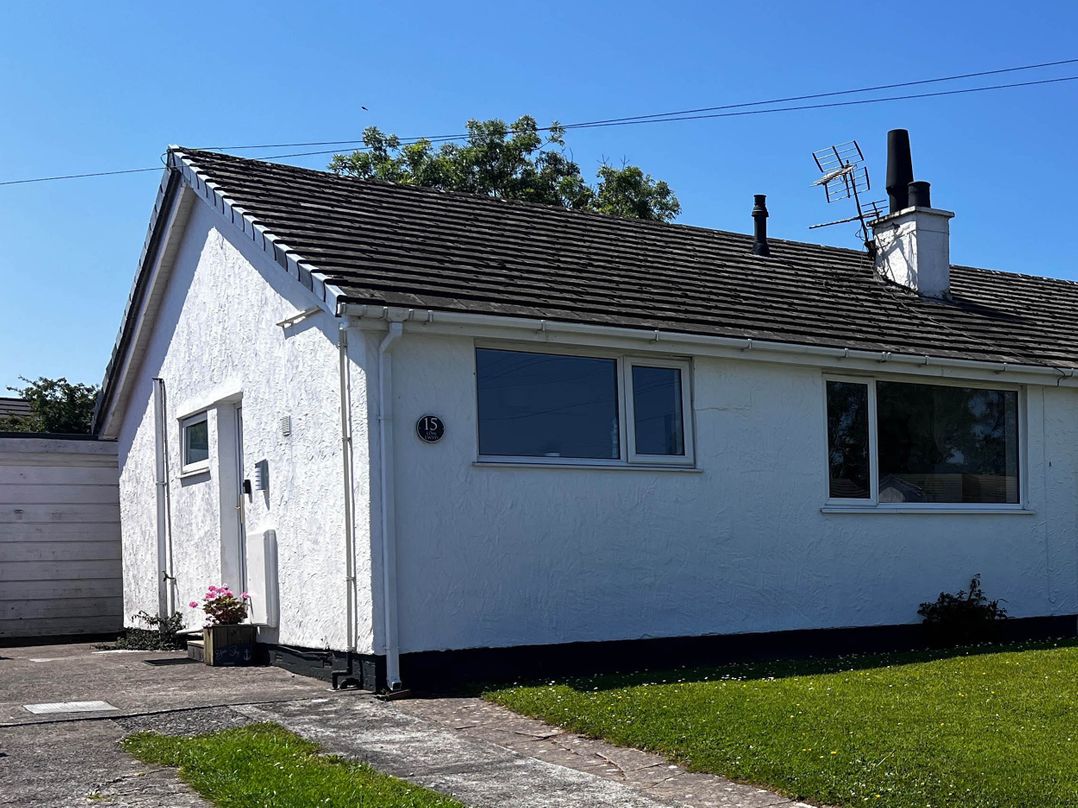2 Bed Family Bungalow, WiFi, Parking, Garden, Dogs
