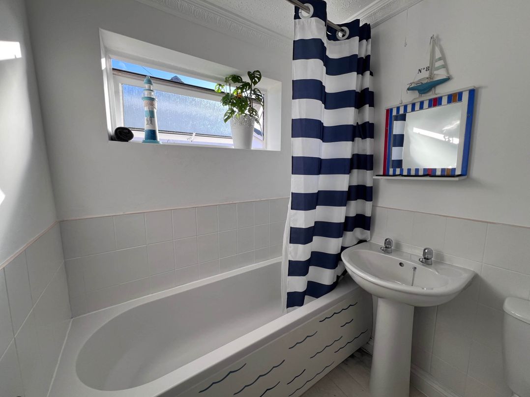 2 Bed Family Bungalow, WiFi, Parking, Garden, Dogs