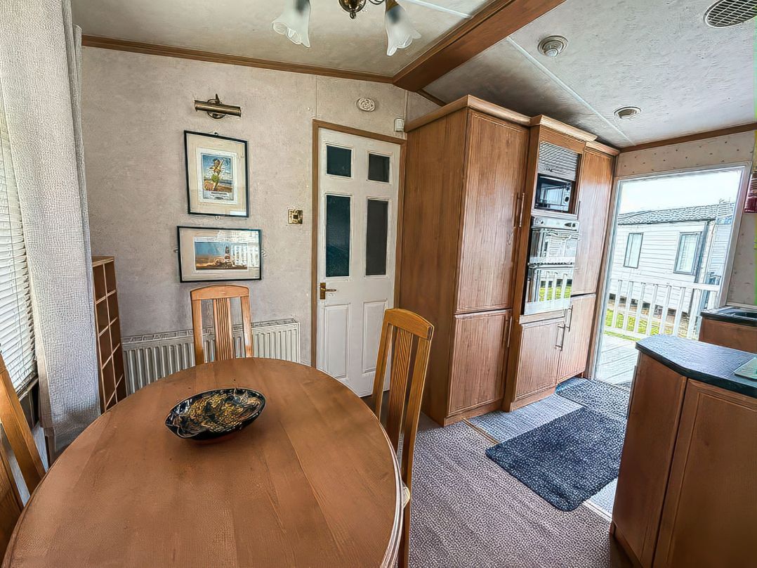 Super 2 bed 6 berth caravan pets go free