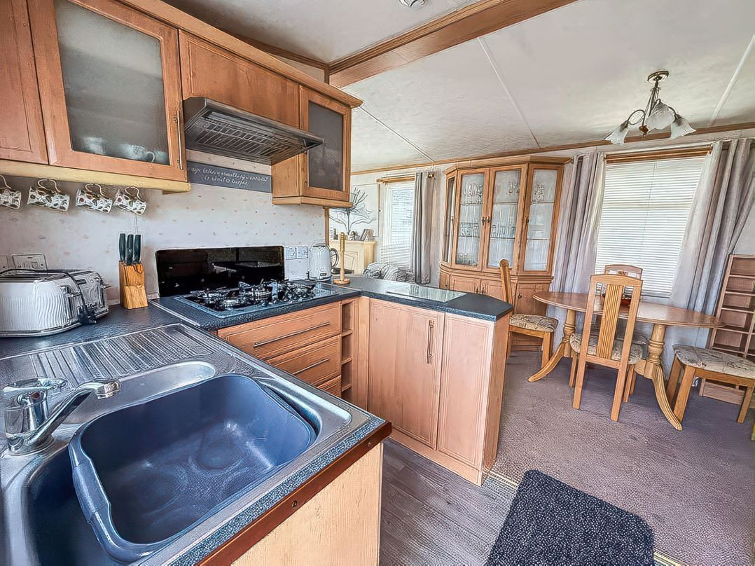 Super 2 bed 6 berth caravan pets go free