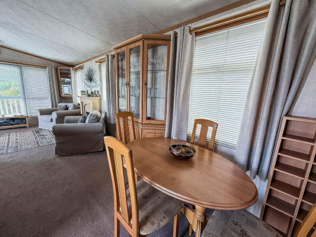 Super 2 bed 6 berth caravan pets go free
