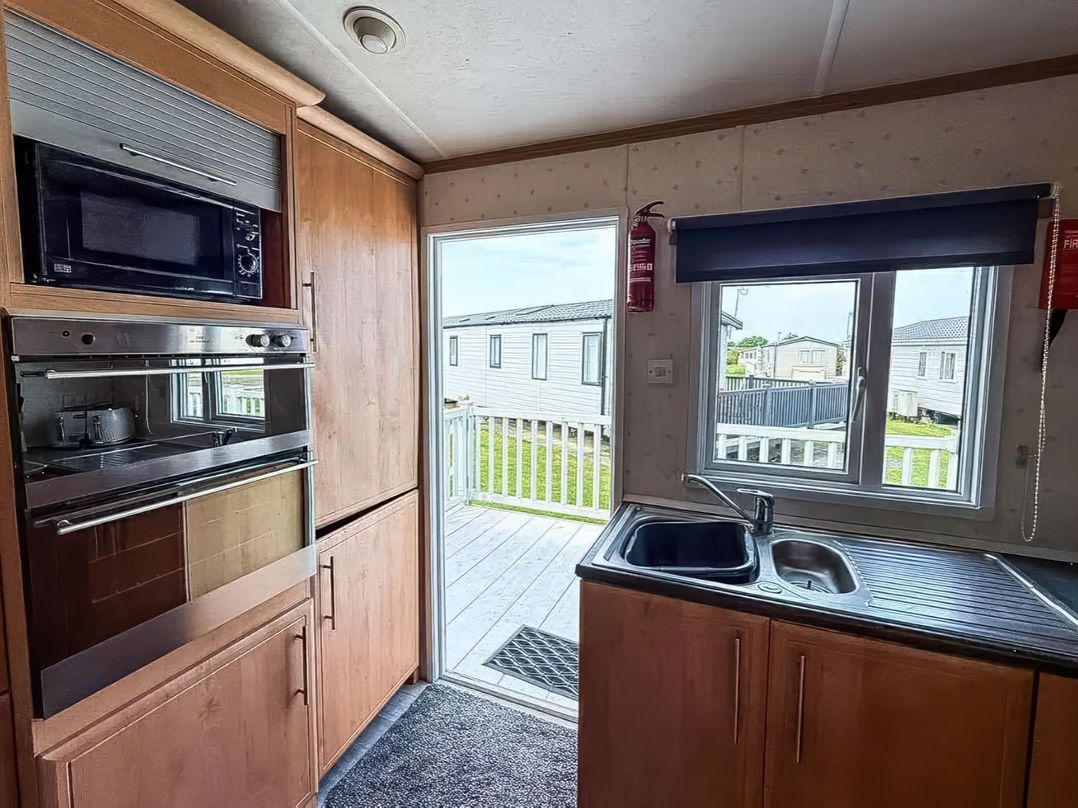 Super 2 bed 6 berth caravan pets go free