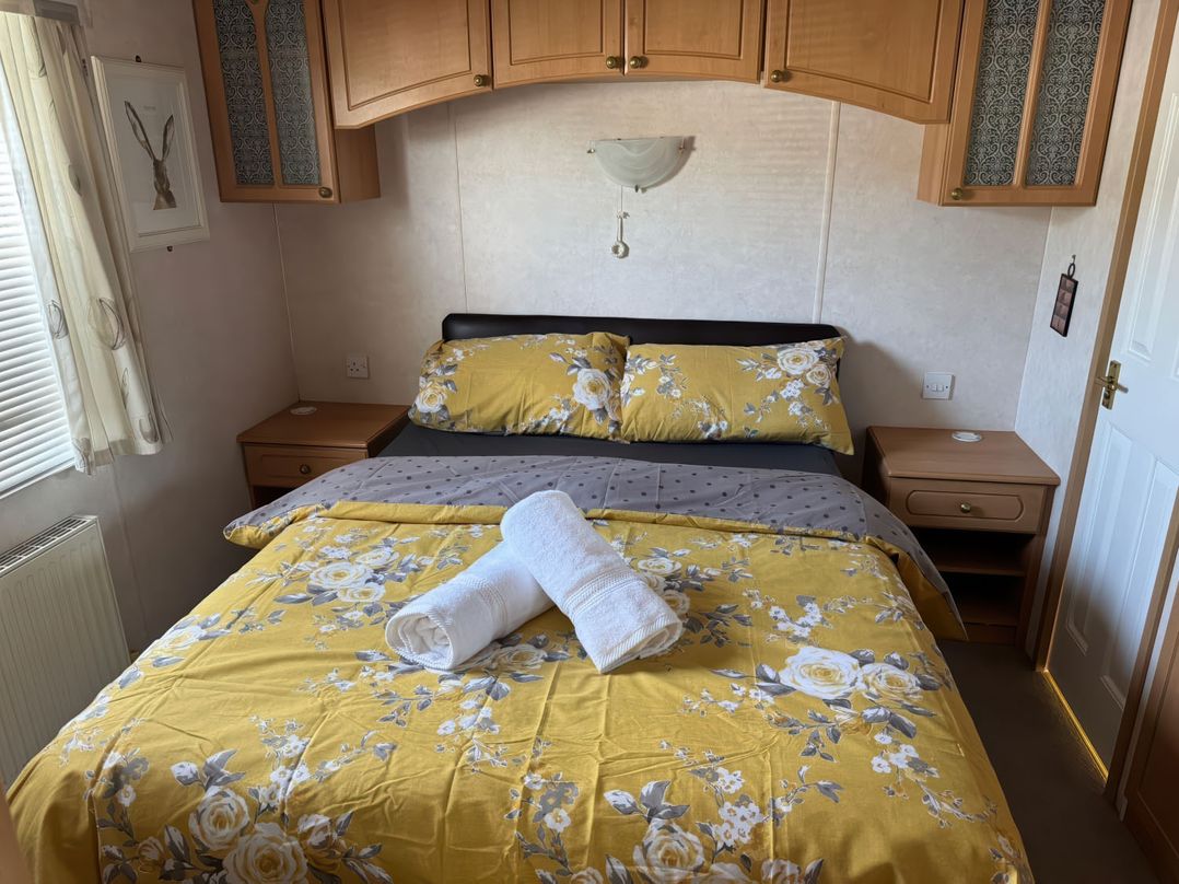 Super 2 bed 6 berth caravan pets go free