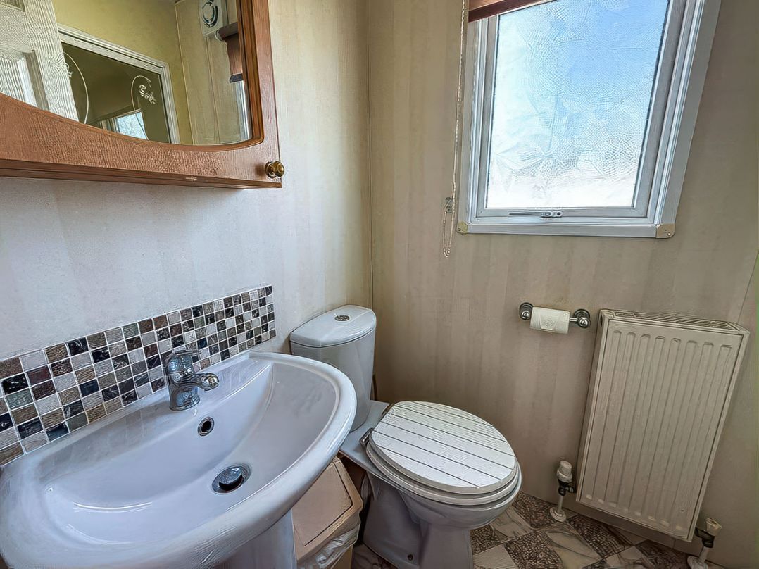 Super 2 bed 6 berth caravan pets go free