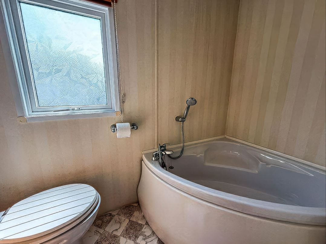 Super 2 bed 6 berth caravan pets go free