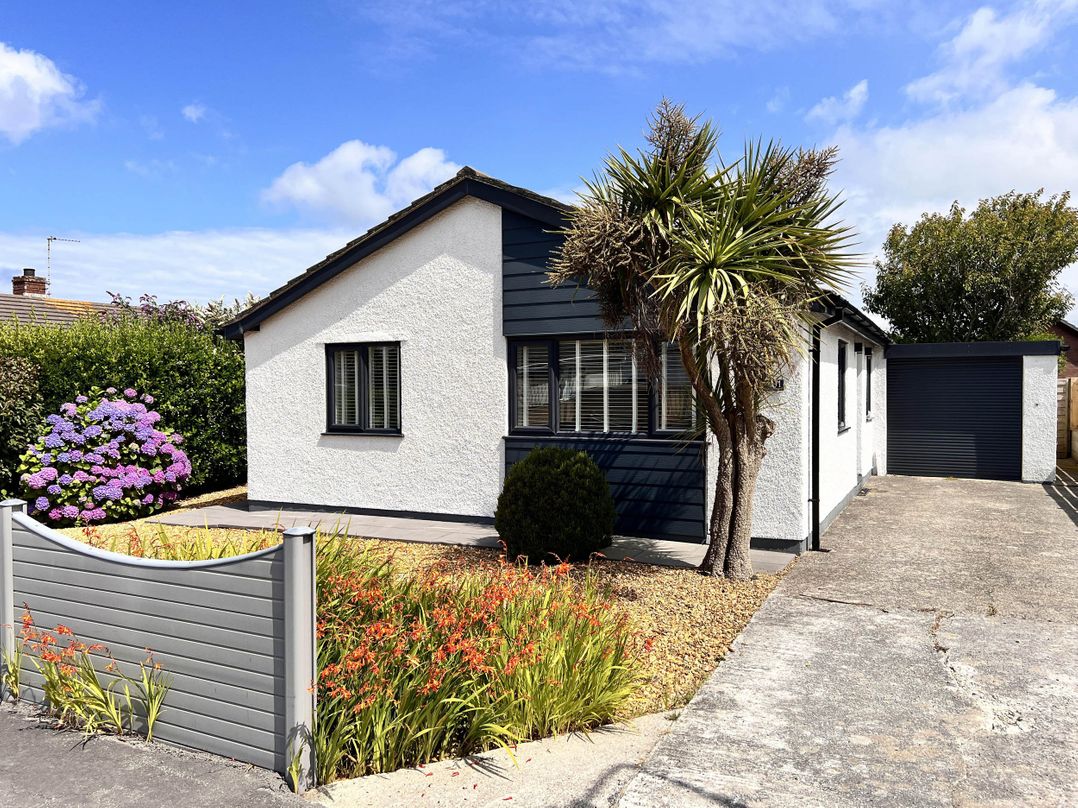 Stylish, Dog Friendly Coastal Bungalow with garden
