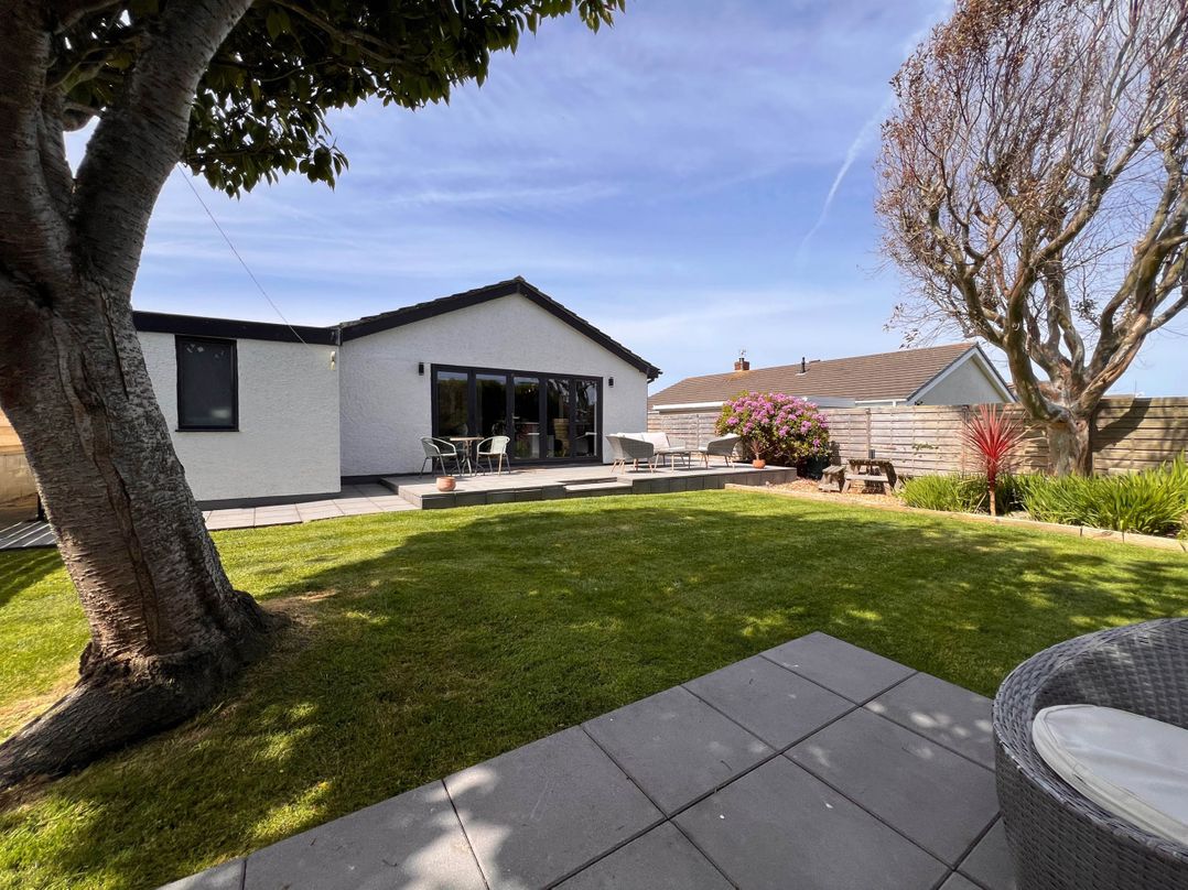 Stylish, Dog Friendly Coastal Bungalow with garden