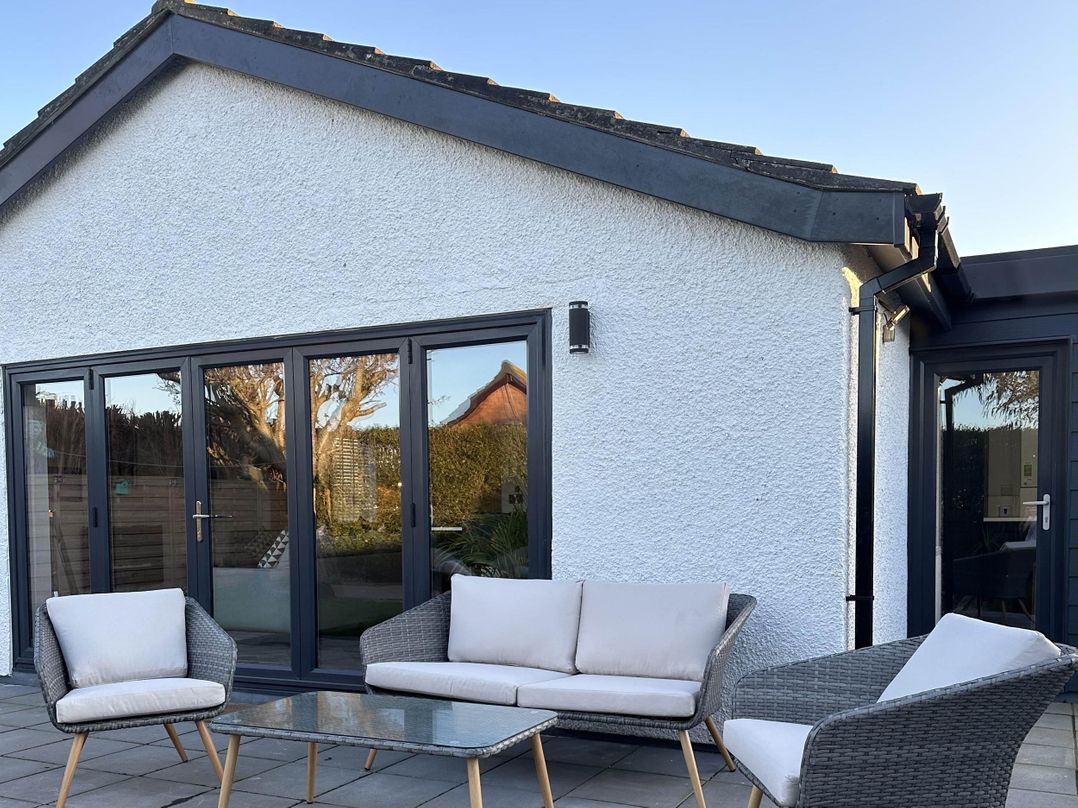 Stylish, Dog Friendly Coastal Bungalow with garden