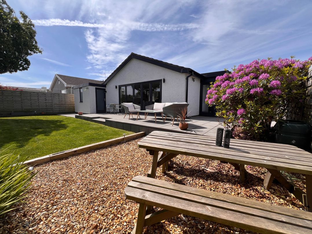 Stylish, Dog Friendly Coastal Bungalow with garden