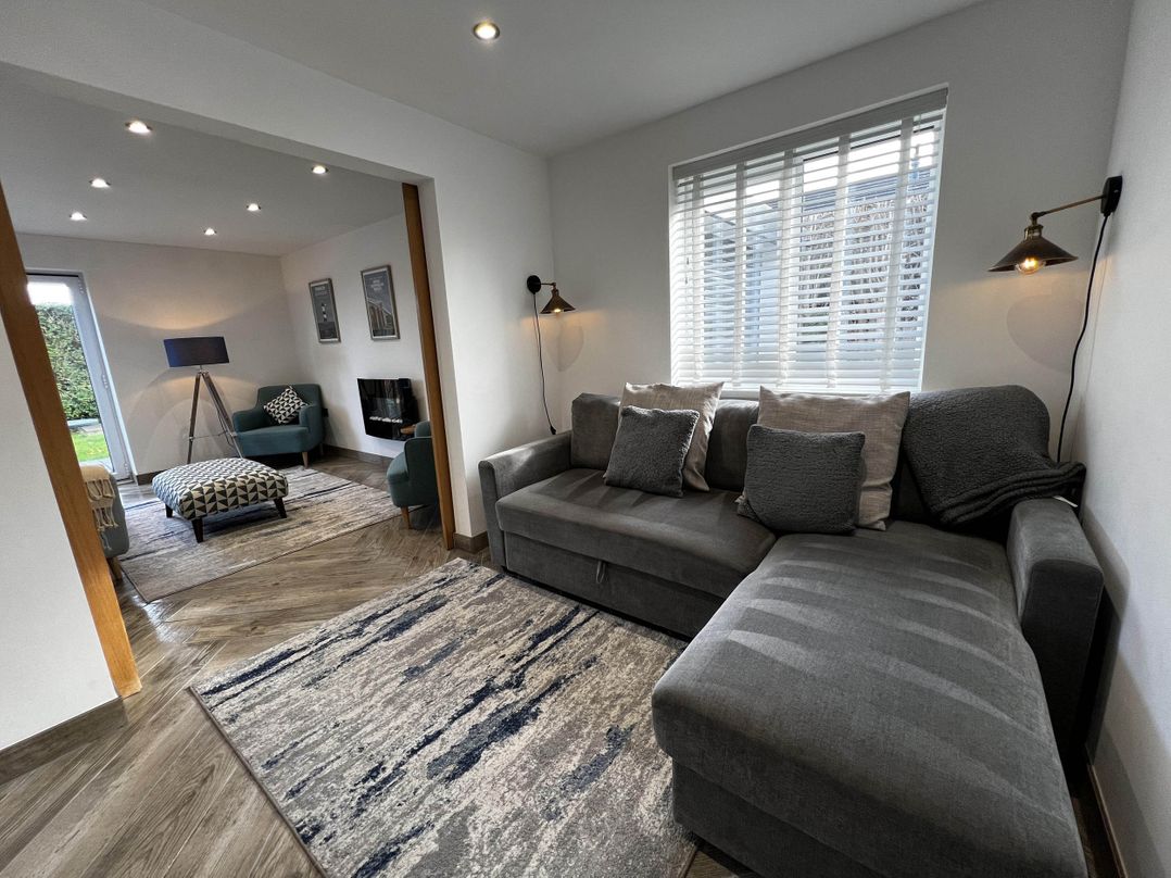 Stylish, Dog Friendly Coastal Bungalow with garden