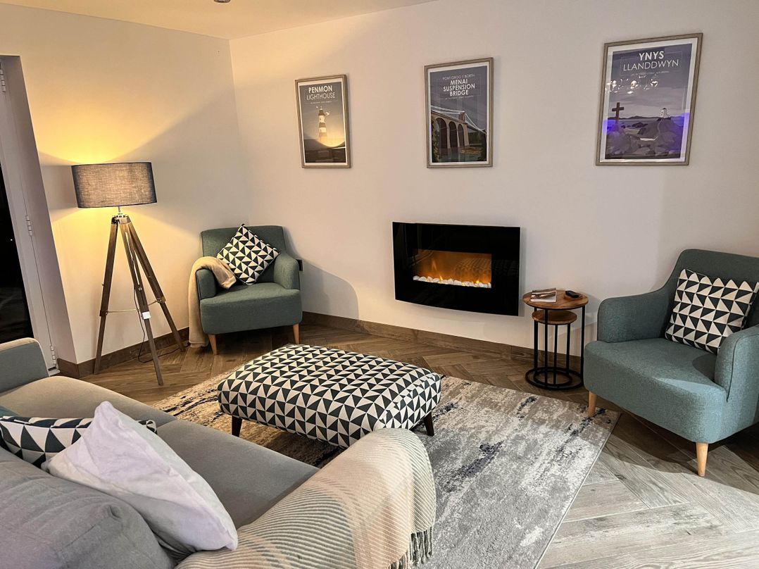 Stylish, Dog Friendly Coastal Bungalow with garden