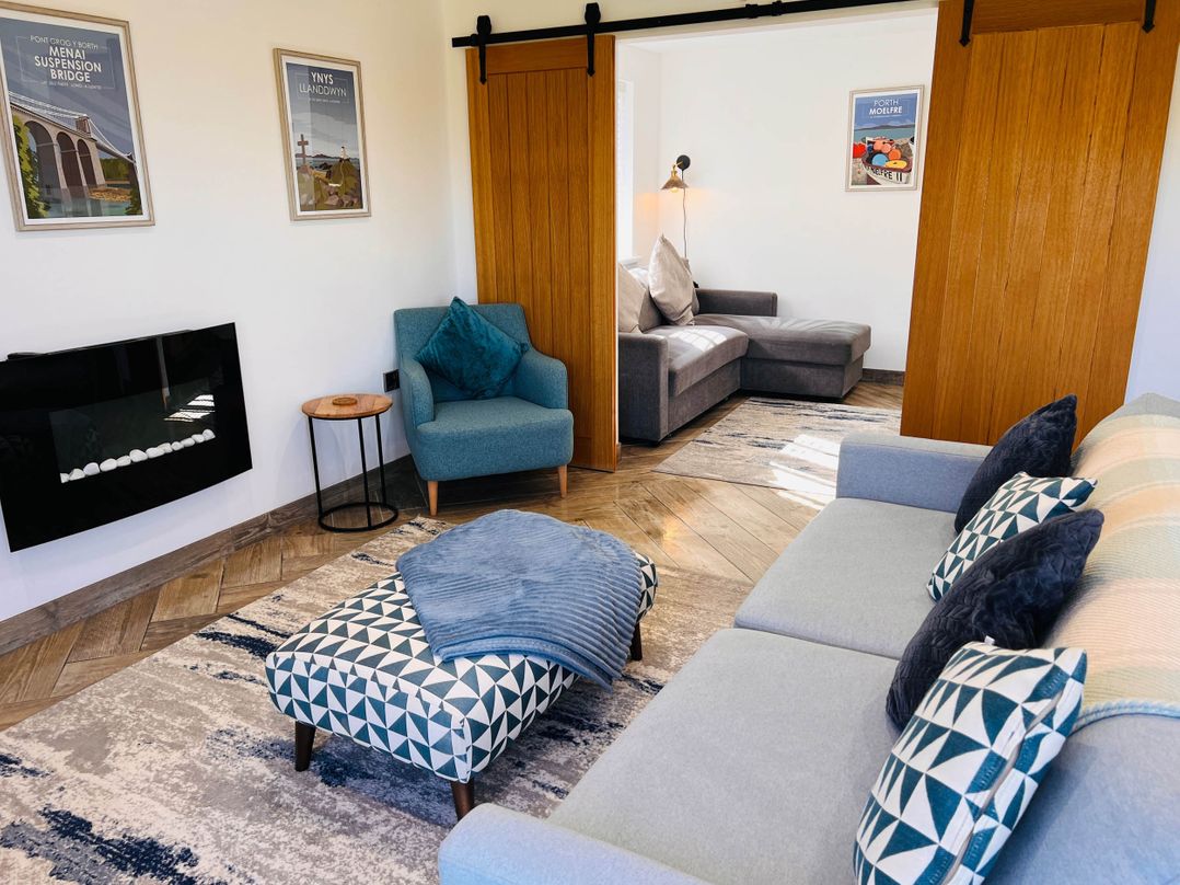 Stylish, Dog Friendly Coastal Bungalow with garden