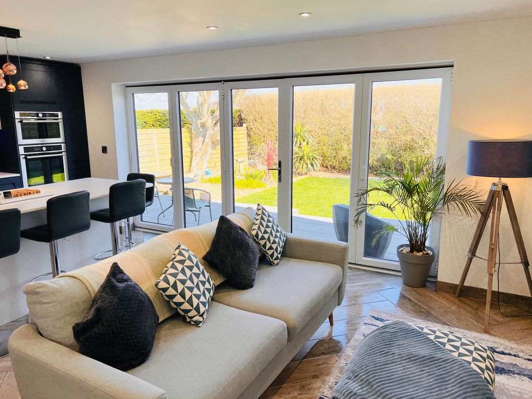 Stylish, Dog Friendly Coastal Bungalow with garden