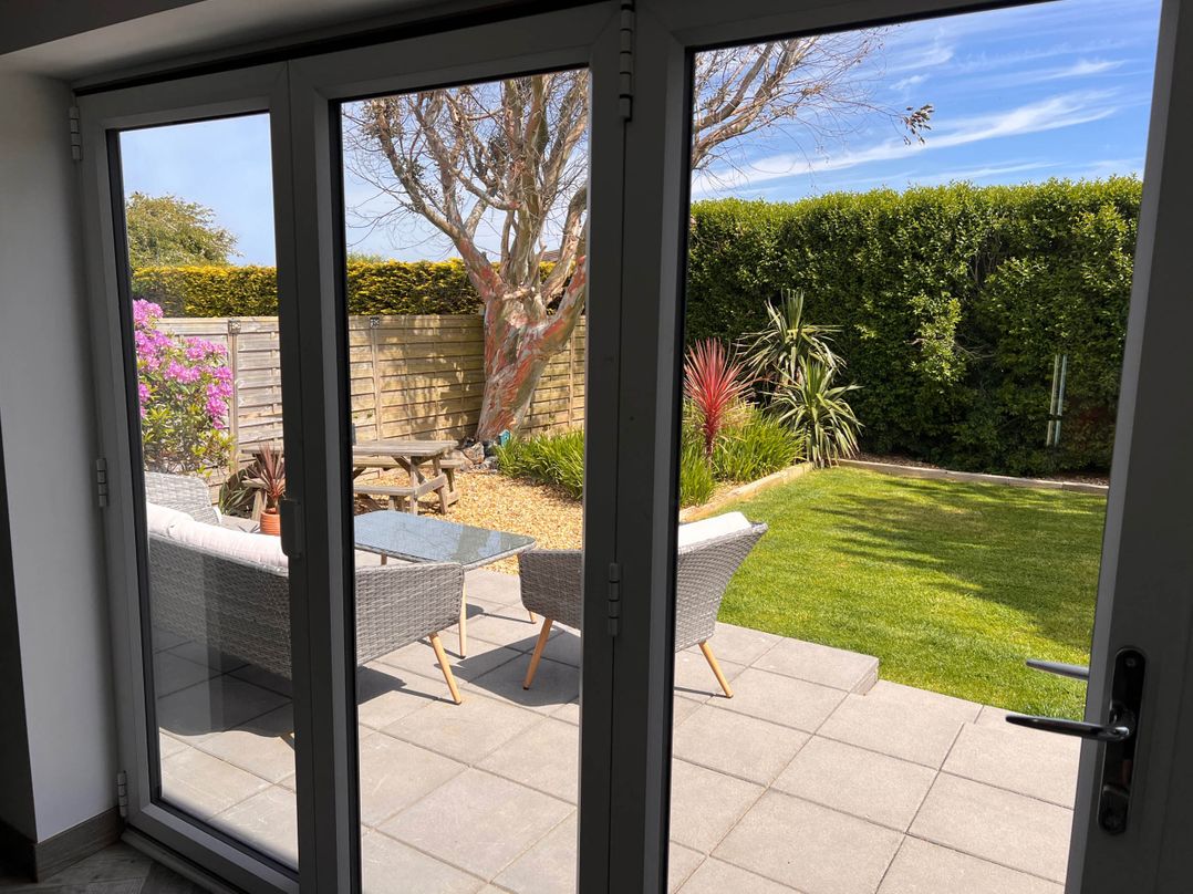 Stylish, Dog Friendly Coastal Bungalow with garden