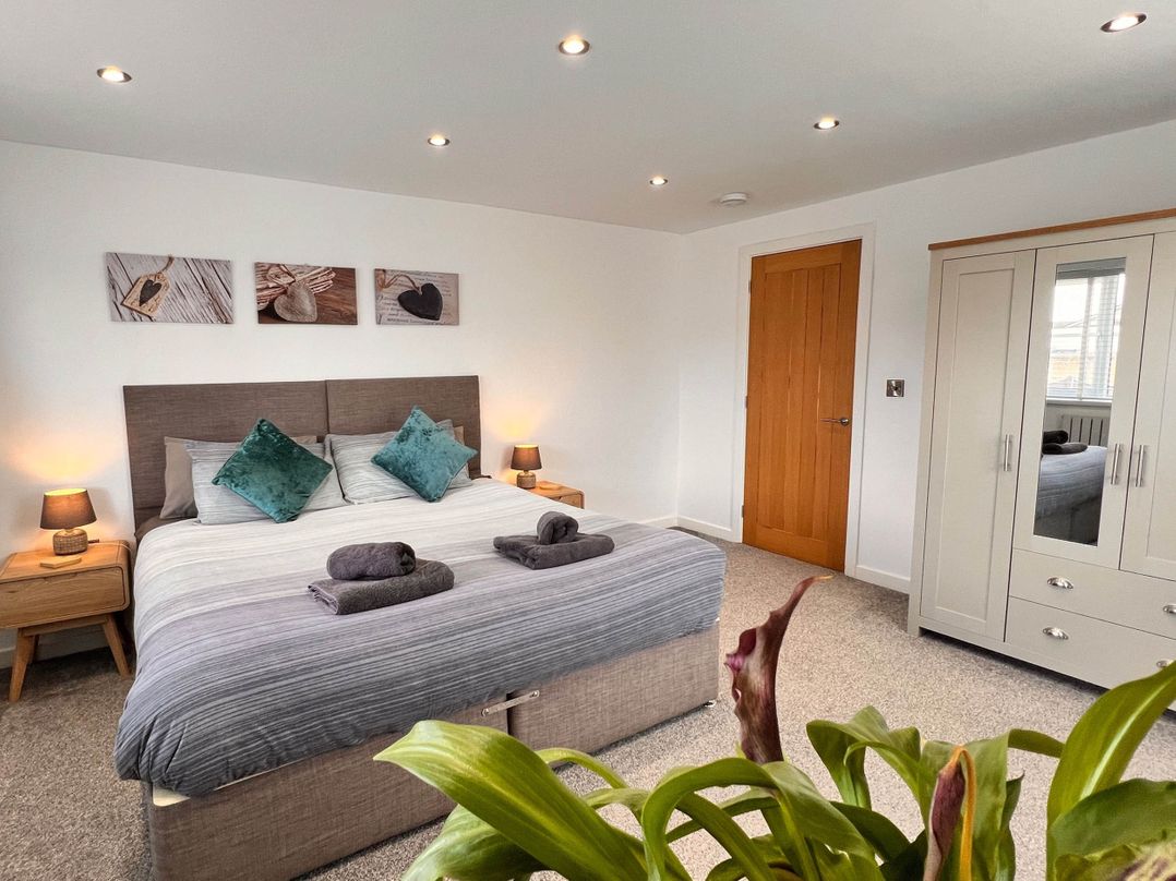Stylish, Dog Friendly Coastal Bungalow with garden