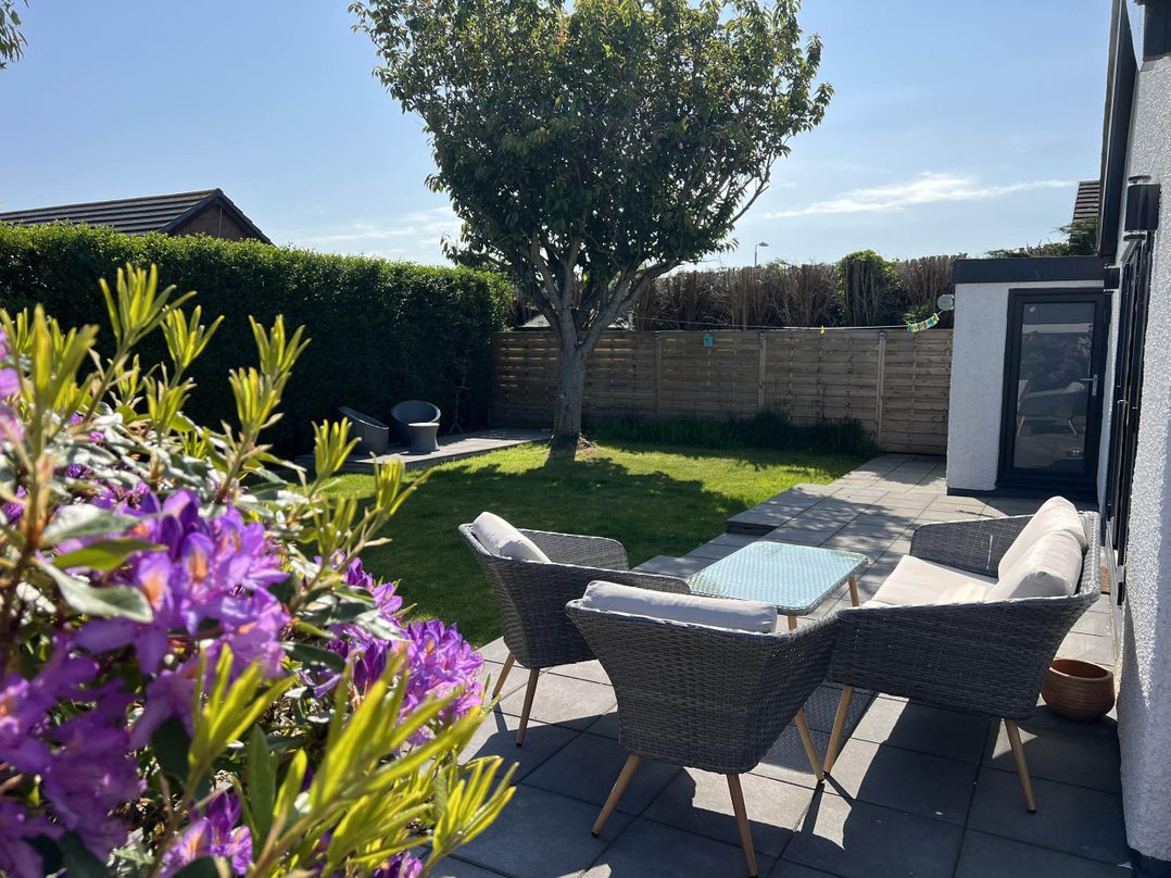 Stylish, Dog Friendly Coastal Bungalow with garden