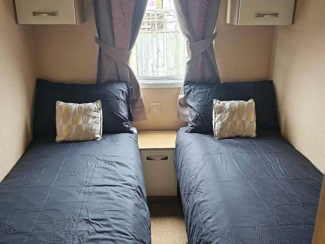 2 Bed Caravan  Sleeps 6 Pets Beach Access