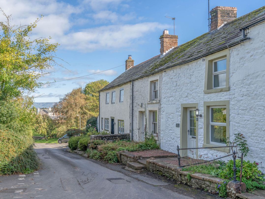 Cosy cottage near scenic walks and country pub
