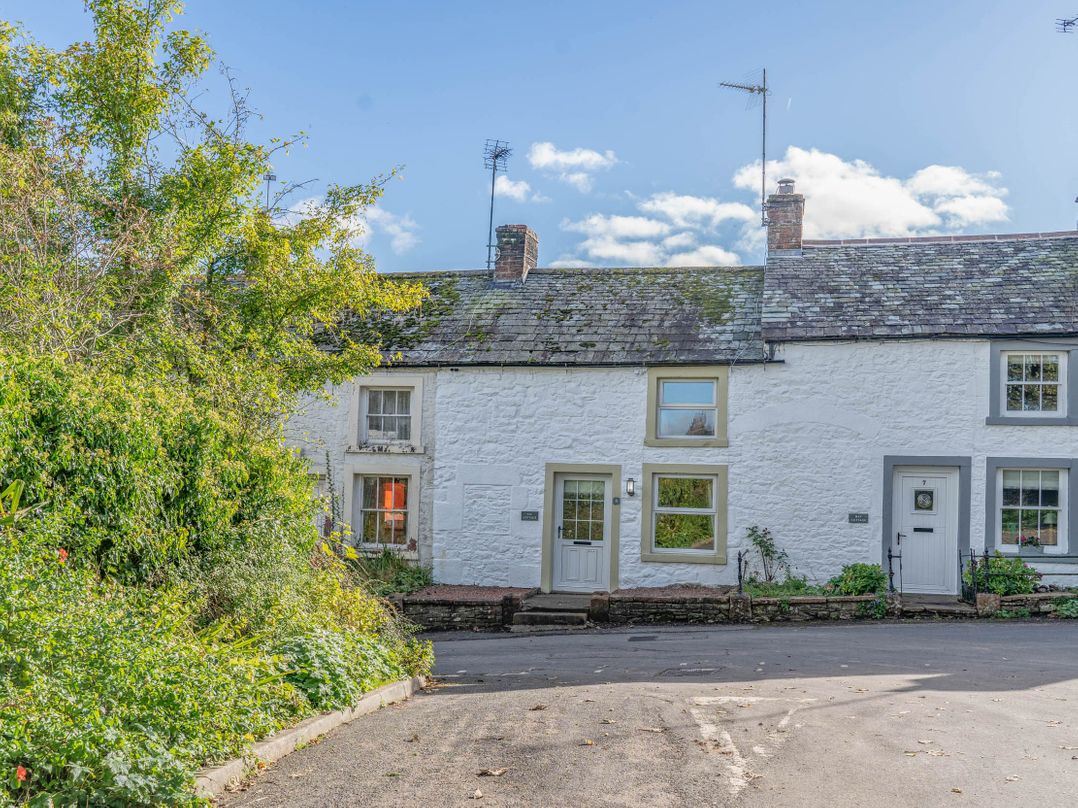 Cosy cottage near scenic walks and country pub