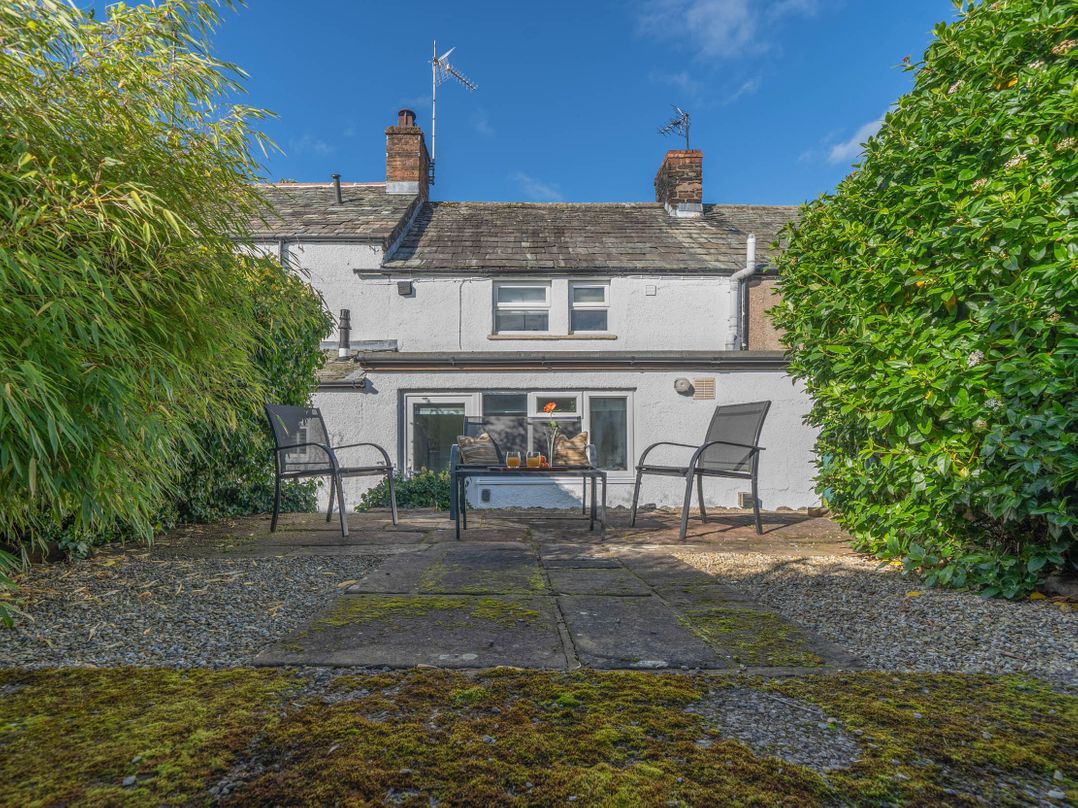 Cosy cottage near scenic walks and country pub