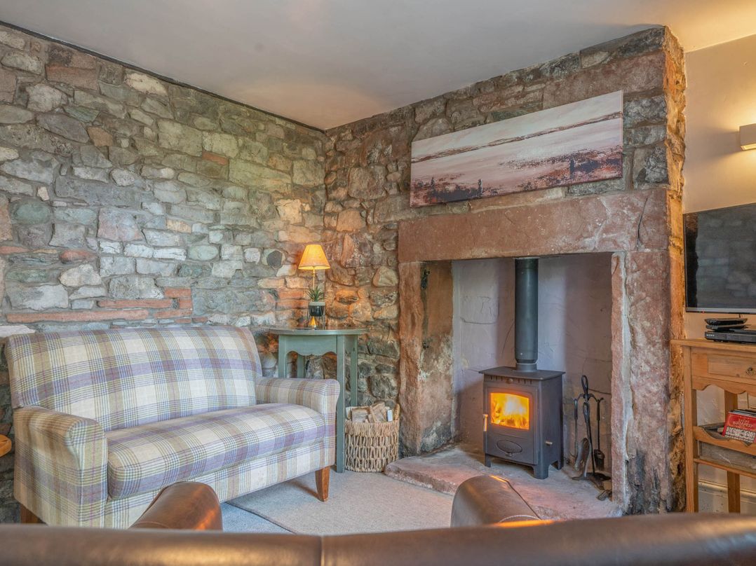 Cosy cottage near scenic walks and country pub