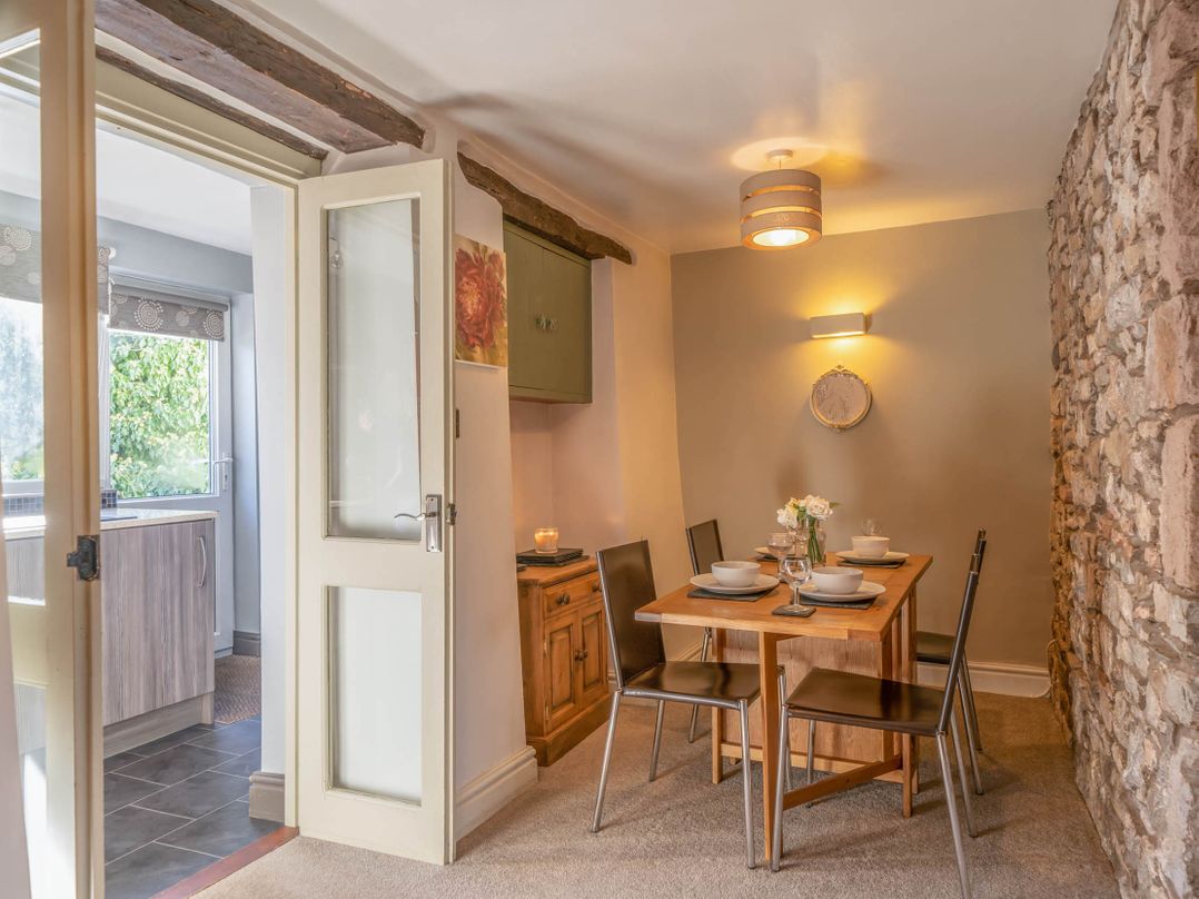 Cosy cottage near scenic walks and country pub
