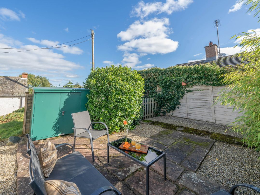 Cosy cottage near scenic walks and country pub