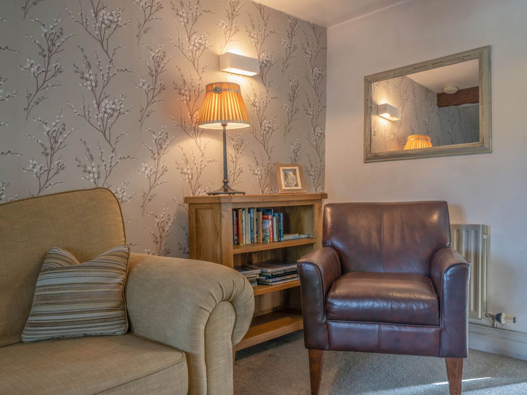 Cosy cottage near scenic walks and country pub