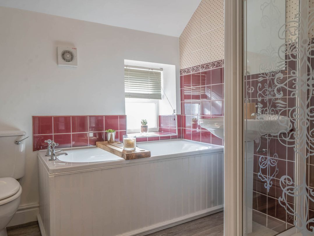 Cosy cottage near scenic walks and country pub