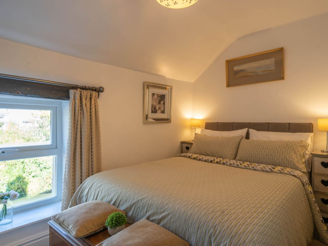 Cosy cottage near scenic walks and country pub