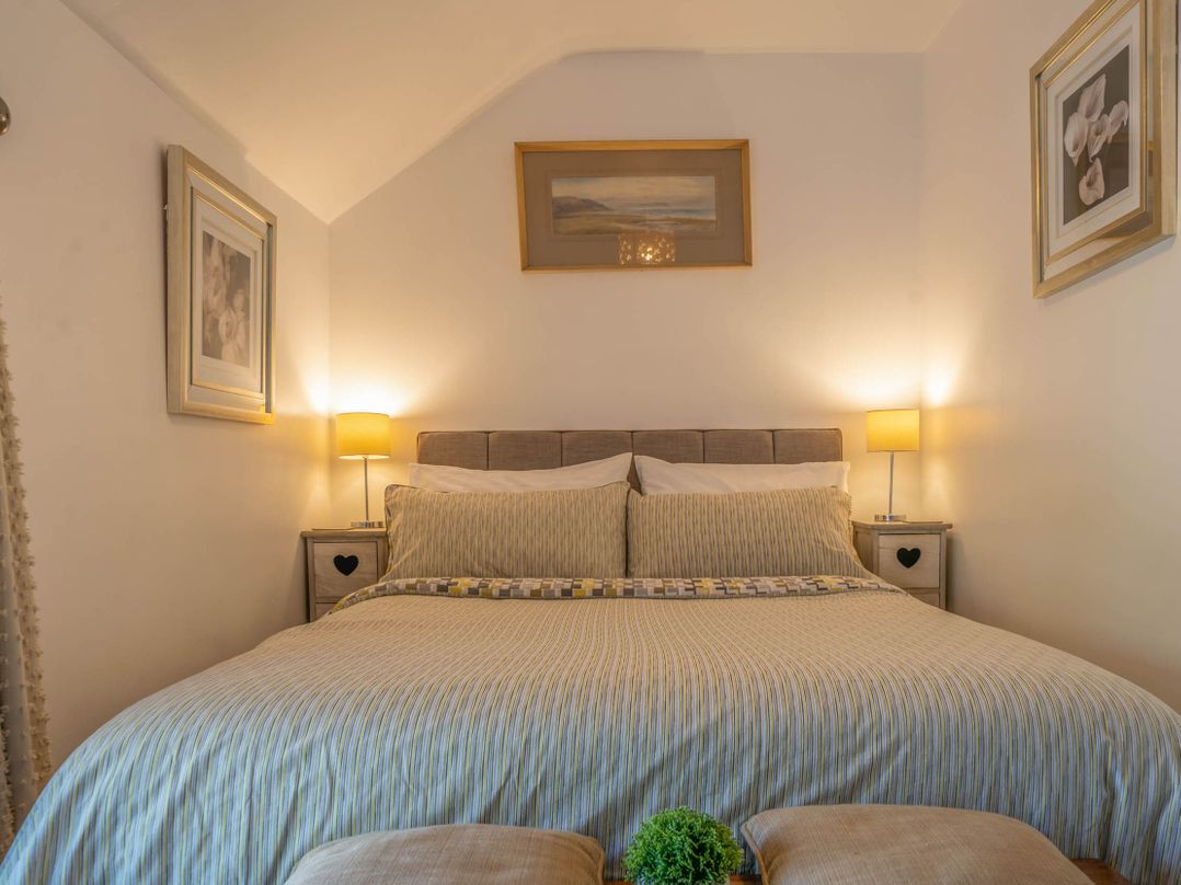 Cosy cottage near scenic walks and country pub