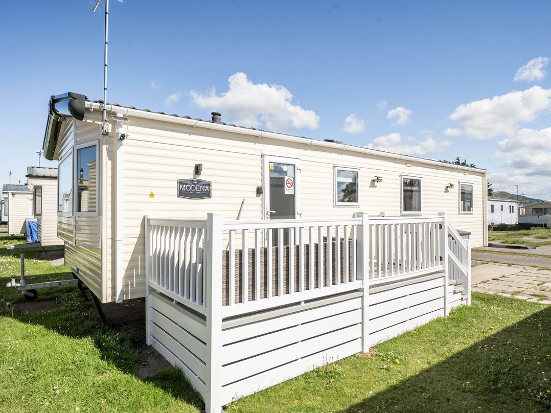 Sleeps 8  Communal Spa Access  Parking