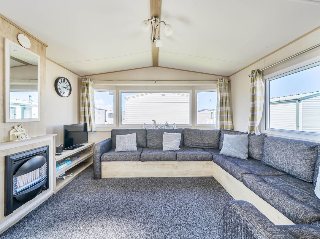 Sleeps 8  Communal Spa Access  Parking